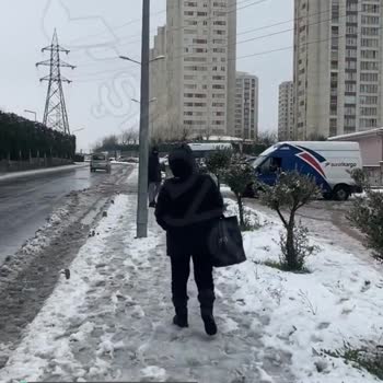 Sürat Kargo Çalışanının Tehlikeli Hareketleri, Yoldakileri Islatması!