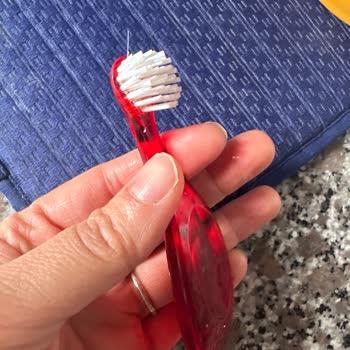 Bebekler İçin Güvensiz Diş Fırçası Tehlikesi