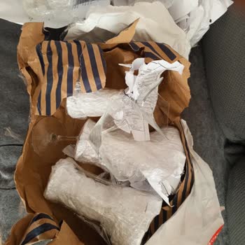 Kırık Bardaklar Ve Sürat Kargo'nun Sorumsuzluğu