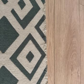 Feyz Contemporary Rugs Halı Her Yerinden İplerini Atmaya Başladı