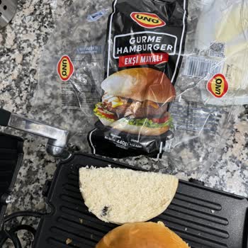 UNO Hamburger Ekmeğinde Şok Edici Sinek Sorunu