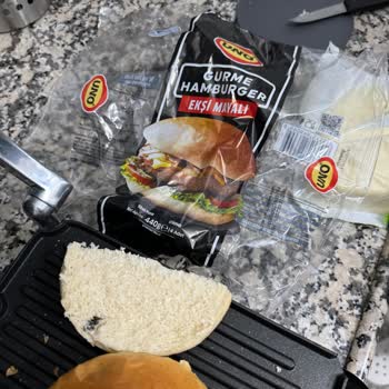 UNO Hamburger Ekmeğinde Şok Edici Sinek Sorunu