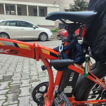 Elektrikli Bisikletin Gövdesi Trafikte İkiye Ayrıldı