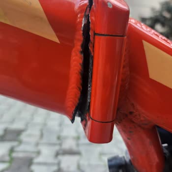 Elektrikli Bisikletin Gövdesi Trafikte İkiye Ayrıldı