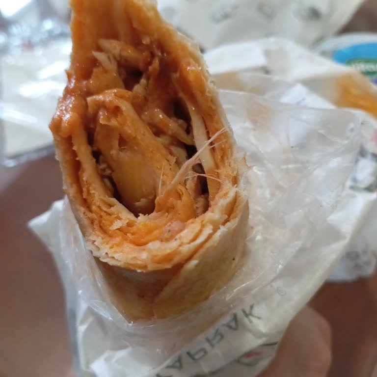 Döner Siparişinde Hijyen Skandalı: Tavuk Tüyü Şoku