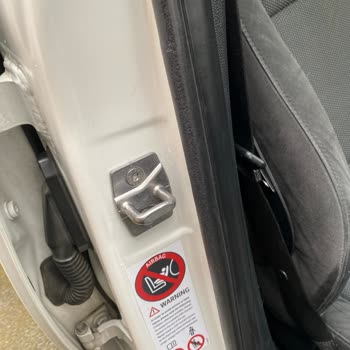 BMW 320d Kapı Ve Cam Fitillerinde Yıpranma Sorunu