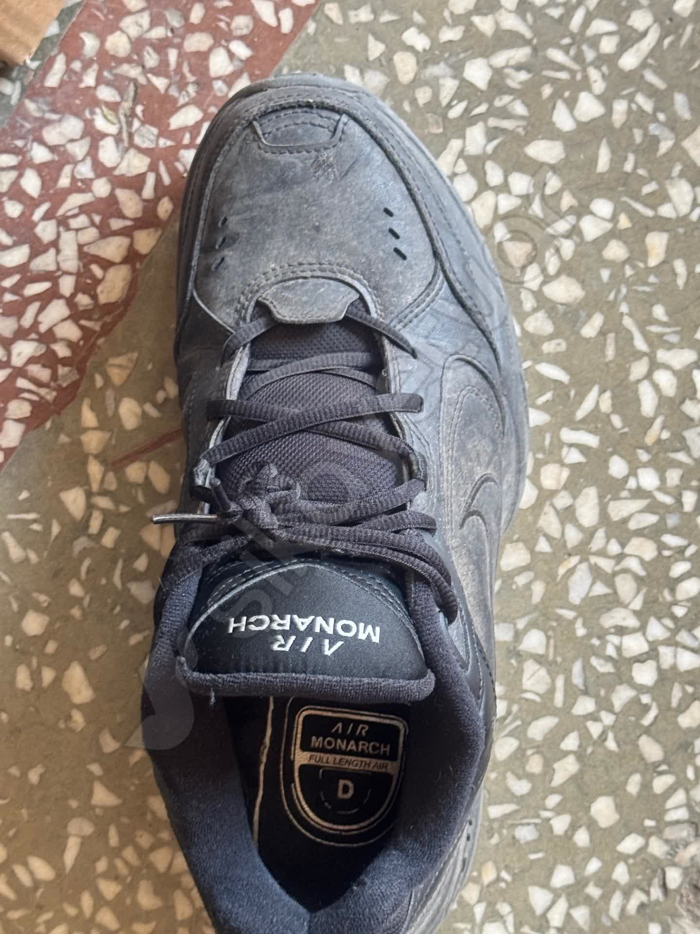 nike air monarch squeak