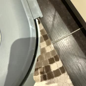 Kırık Kedi Tuvaleti Ve İlgisiz Müşteri Hizmeti