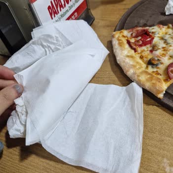 Pizza Hamurundan Çıkan Saç Ve Yetersiz Hizmet