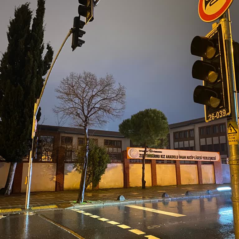 Zeytinburnu'ndaki Trafik Işıkları Tehlike Oluşturuyor