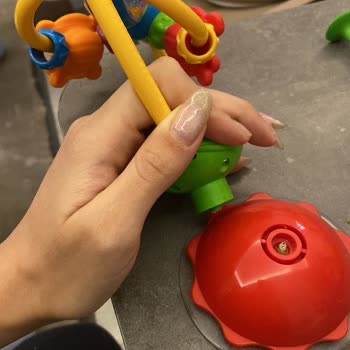 Güvensiz Mama Sandalyesi Oyuncağı Kırıldı