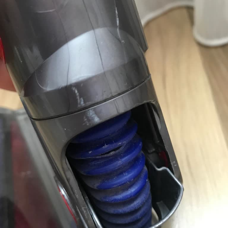 Dayanıklılığıyla Övülen Dyson V8'de Beklenmedik Çatlak