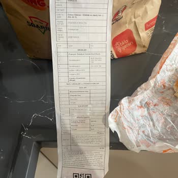 Bayat Ekmek Ve Eksik Soslarla Gelen Burger Hayal Kırıklığı