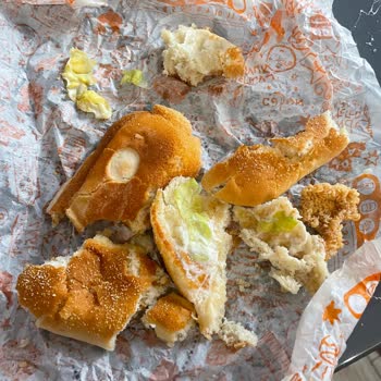 Bayat Ekmek Ve Eksik Soslarla Gelen Burger Hayal Kırıklığı