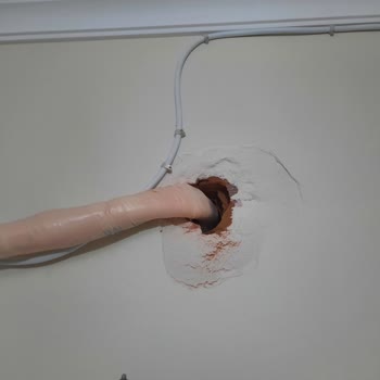 Özensiz Klima Kurulumu Ve Zarar Gören Duvar