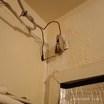 Yakacık'ta Tehlikeli Elektrik Direği Değişimi Ve İlgisiz Hizmet