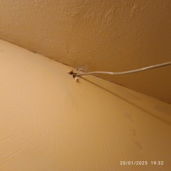 Yakacık'ta Tehlikeli Elektrik Direği Değişimi Ve İlgisiz Hizmet