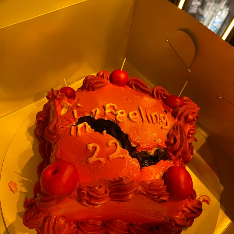 Derman Pastanesi (Zeytinburnu) Bordo İstediğimiz Pasta Resmen Kırmızı Geldi