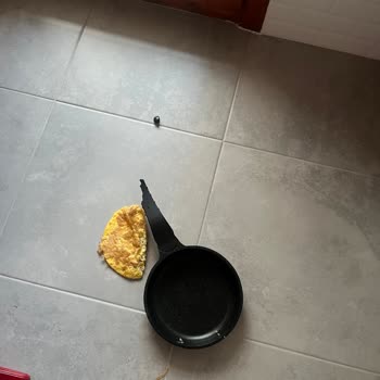 Tavanın Gizemli Düşüşü: Yanık Ve Kırıkla Sonuçlanan Olay