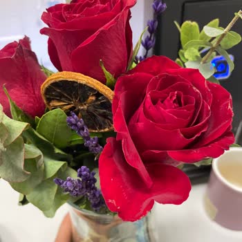 Özel Günde Hayal Kırıklığı: Çiçekler Solmuş Ve Yıpranmış