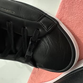 Calvin Klein Ayakkabıda İlk Giyimde Buruşma Sorunu