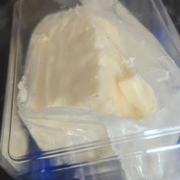 Petrol Kokulu Peynir Skandalı: Kediler Bile Yemiyor!