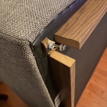 Kırılan Koltuk Ayağı Ve Yetersiz Servis Hizmeti