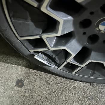 BMW İ4 Xdrive M40: Kırılan Jant Ve Tuz Buz Olan Sunroof