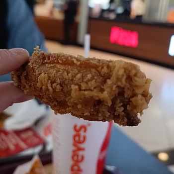Popeyes Siparişimdeki Tavuk Kanatlarında Kıl Sorunu