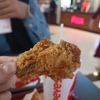 Popeyes Siparişimdeki Tavuk Kanatlarında Kıl Sorunu