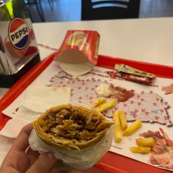 Dönerde Tavuk Tüyü Ve İlgisiz Hizmet