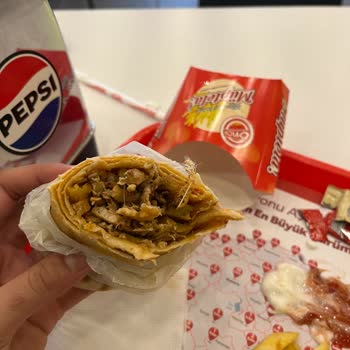 Dönerde Tavuk Tüyü Ve İlgisiz Hizmet