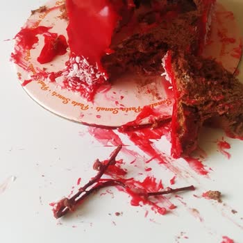 Pastanın İçinden Tel Toka Çıktı!