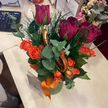 Solmuş Çiçekler Ve İlgisiz Müşteri Hizmeti