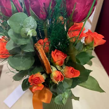 Solmuş Çiçekler Ve İlgisiz Müşteri Hizmeti