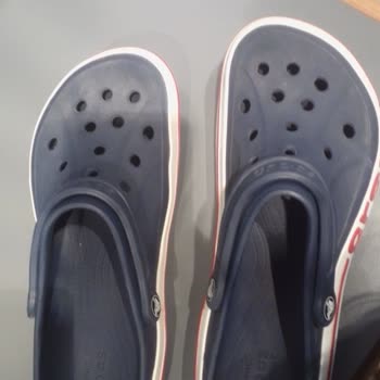Crocs Terlikler Sıcakta Şekil Değiştirdi