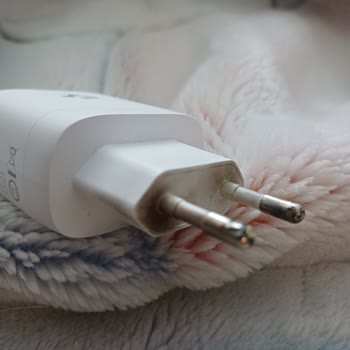 Spigen Şarj Cihazı Patladı Ve Sigortaları Attırdı