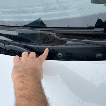 BMW 116i Ön Cam Fitilleri Dökülüyor