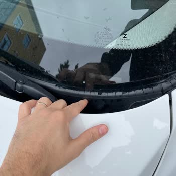 BMW 116i Ön Cam Fitilleri Dökülüyor