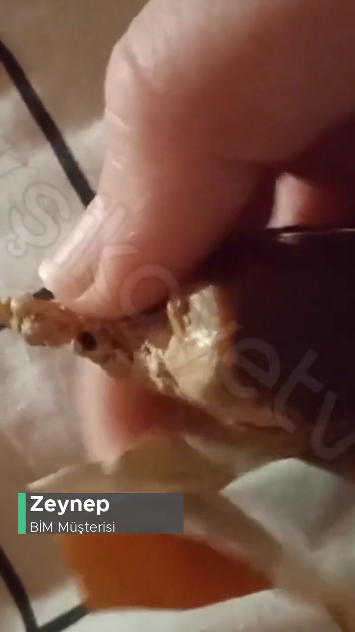 BİM Sütlü Çikolata Kaplamalı Karamela Ve Nugalı Bar Çikolatası videonun kapak resmi