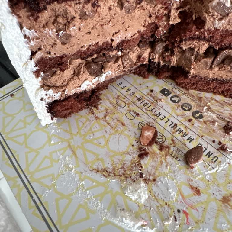 Taşkent Fırın & Cafe Pastadan Çıkan Yumurta Kabuğu Sürprizi