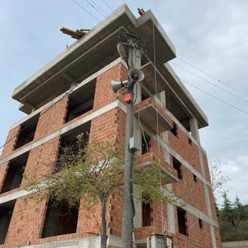 SEDAŞ'ın İhmali: 8 Aydır Kaldırılamayan Elektrik Direği