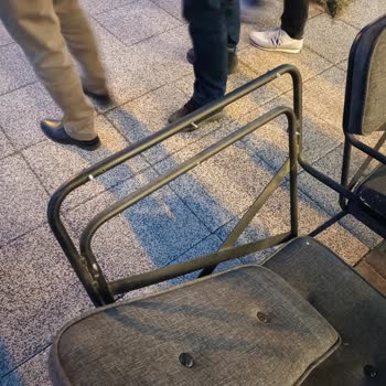 Güvenlik Tehlikesi: Sandalyelerdeki Vidalar Ve Yırtılan Mont