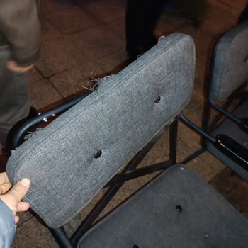 Güvenlik Tehlikesi: Sandalyelerdeki Vidalar Ve Yırtılan Mont