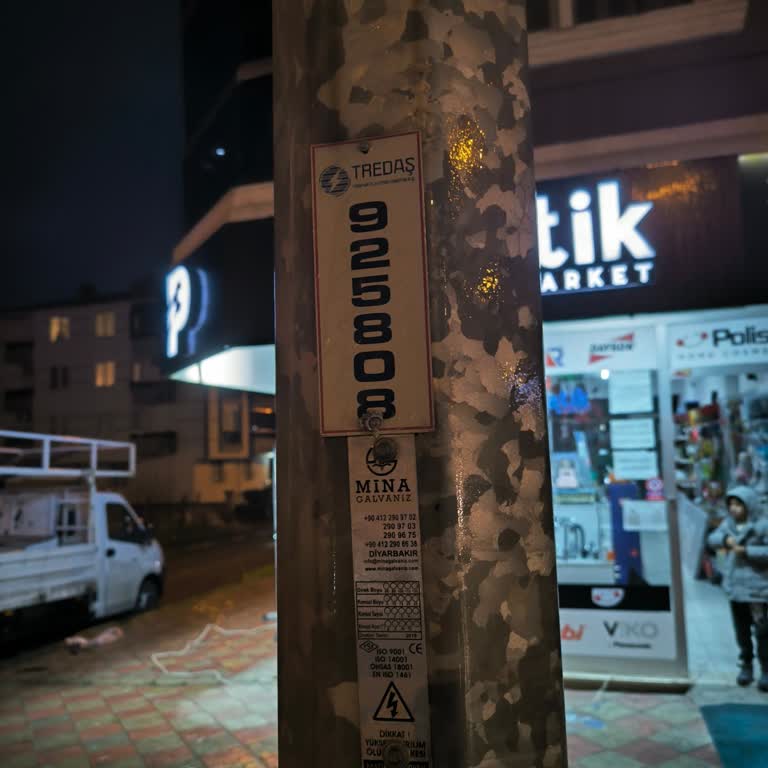 Aydınlatma Direği Arızası: Karanlıkta Kalan Dükkan Önü
