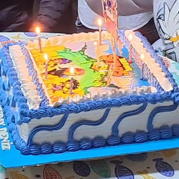 Doğum Günü Pastasında Beklenmedik Renk Ve Kalitesiz Malzeme Kullanımı