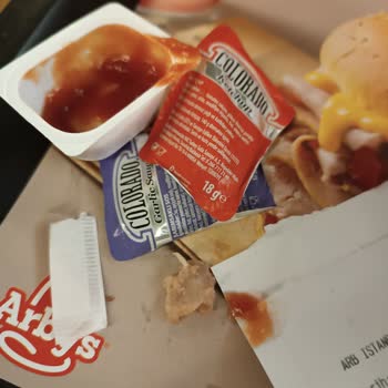 Arby's Menüde Gizemli Ve Çiğnenmeyen Madde Şoku