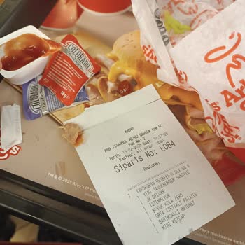 Arby's Menüde Gizemli Ve Çiğnenmeyen Madde Şoku