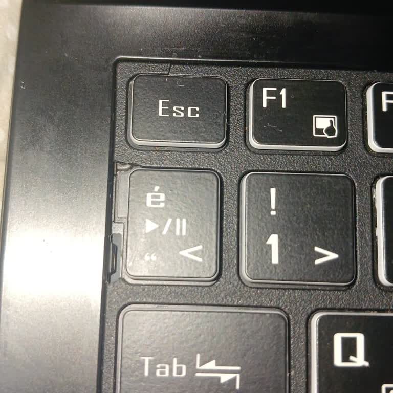 Monster Klavye Tuşları Kendi Kendine Kırılıyor