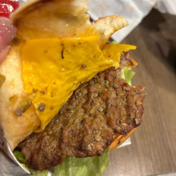 Carls Jr'da Sağlığı Tehdit Eden Et Burgerler